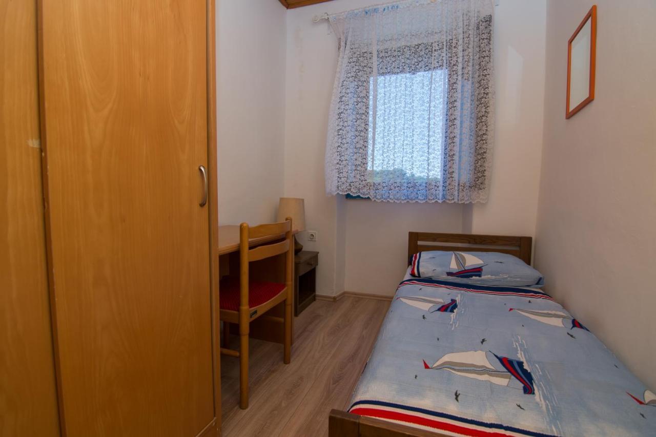 Hostel Flora Mali Losinj Exterior photo