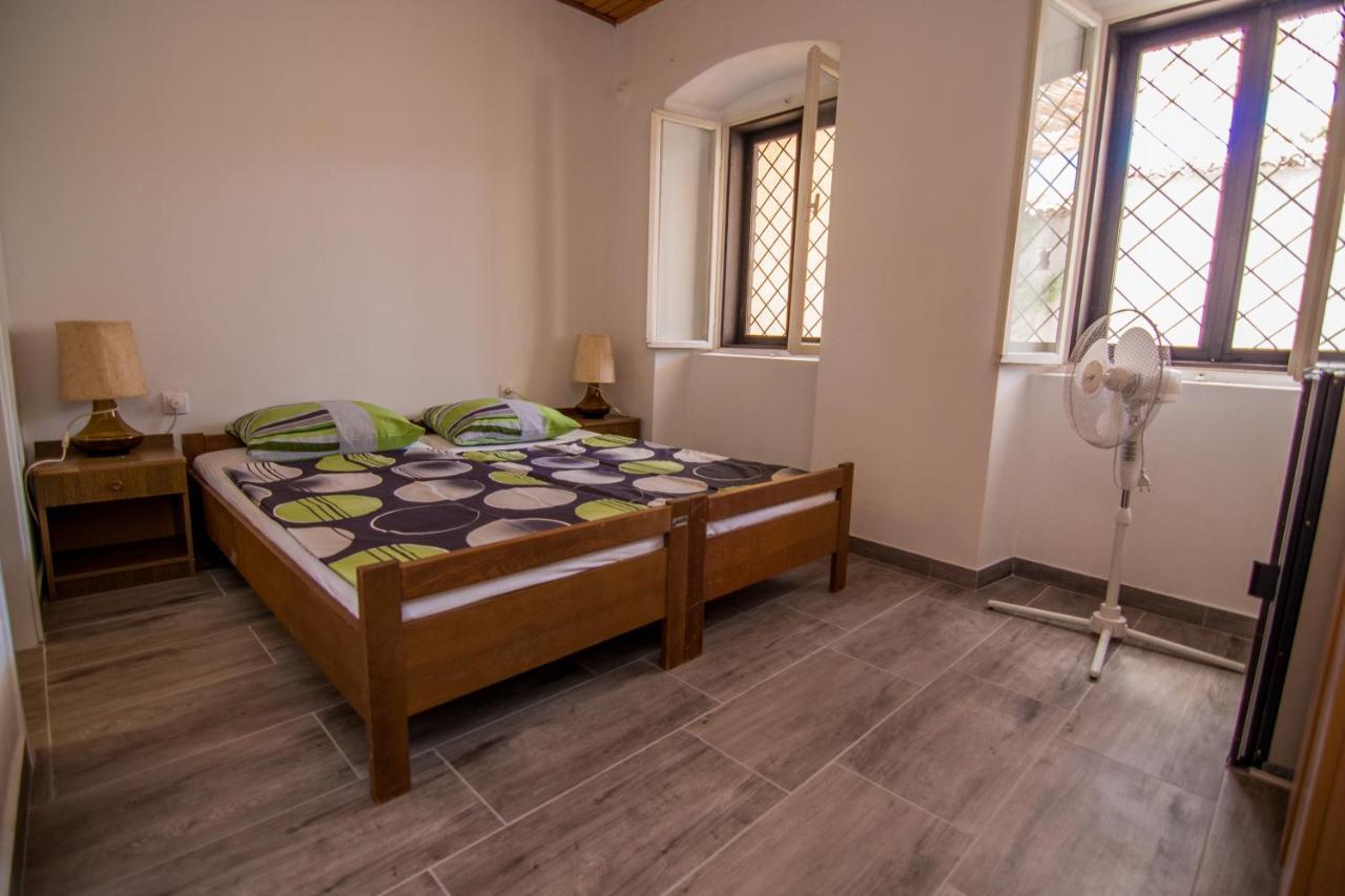 Hostel Flora Mali Losinj Exterior photo